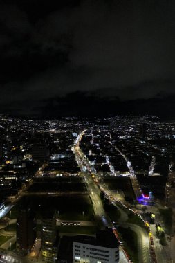 Colpatria Kulesi gece Bogot şehrindeki Kolombiya bayrağının renkleriyle aydınlandı..