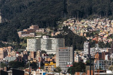 Bogota, Kolombiya. 20 Mayıs 2024: Bogota şehir merkezinde mavi gökyüzü ile mimari ve cephe.