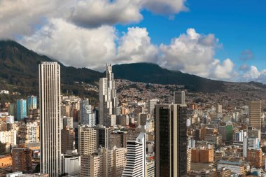 Bogota, Kolombiya. 20 Mayıs 2024: Bogota şehir merkezinde mavi gökyüzü ile mimari ve cephe.