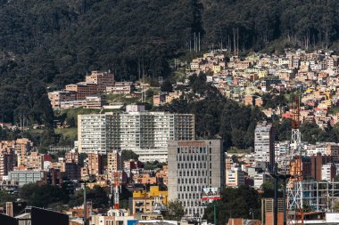 Bogota, Kolombiya. 20 Mayıs 2024: Bogota şehir merkezinde mavi gökyüzü ile mimari ve cephe.