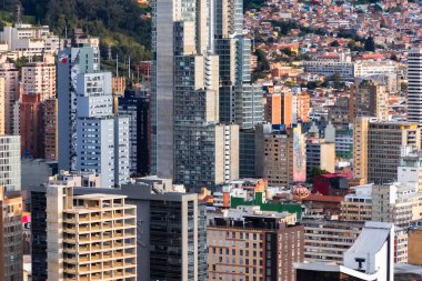 Bogota, Kolombiya. 20 Mayıs 2024: Bogota şehir merkezinde mavi gökyüzü ile mimari ve cephe.