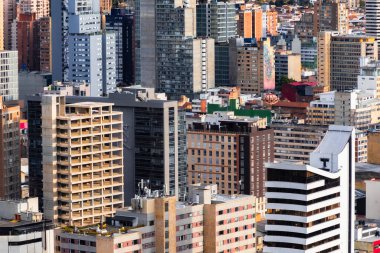 Bogota, Kolombiya. 20 Mayıs 2024: Bogota şehir merkezinde mavi gökyüzü ile mimari ve cephe.