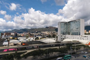 Bogota, Kolombiya. 20 Mayıs 2024: Mavi gökyüzü ve Hilton Otel manzaralı manzara.