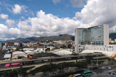 Bogota, Kolombiya. 20 Mayıs 2024: Mavi gökyüzü ve Hilton Otel manzaralı manzara.