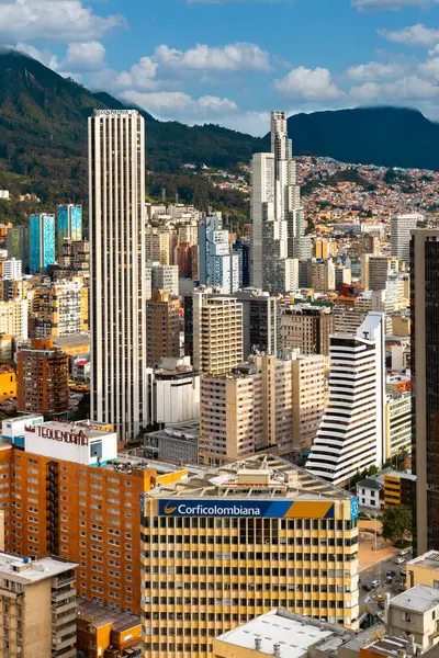 Bogota, Kolombiya. 20 Mayıs 2024: Bogota şehir merkezinde mavi gökyüzü ile mimari ve cephe.