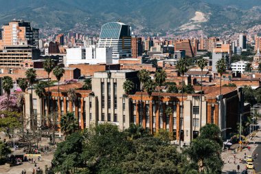 Medellin, Antioquia, Kolombiya. 17 Ocak 2024: Antioquia Müzesi ve palmiye ağaçları.