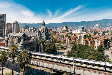 Medellin, Antioquia, Kolombiya. 17 Ocak 2024: Mavi gökyüzü ve Kültür ve Botero Meydanı manzaralı manzara.