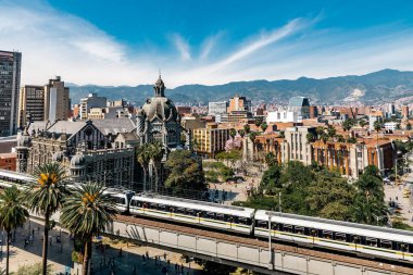 Medellin, Antioquia, Kolombiya. 17 Ocak 2024: Mavi gökyüzü ve Kültür ve Botero Meydanı manzaralı manzara.