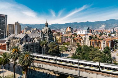 Medellin, Antioquia, Kolombiya. 17 Ocak 2024: Mavi gökyüzü ve Kültür ve Botero Meydanı manzaralı manzara.