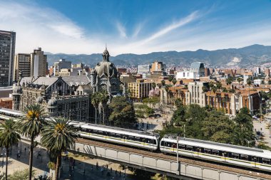 Medellin, Antioquia, Kolombiya. 17 Ocak 2024: Mavi gökyüzü ve Kültür ve Botero Meydanı manzaralı manzara.