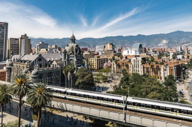 Medellin, Antioquia, Kolombiya. 17 Ocak 2024: Mavi gökyüzü ve Kültür ve Botero Meydanı manzaralı manzara.