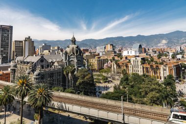 Medellin, Antioquia, Kolombiya. 17 Ocak 2024: Mavi gökyüzü ve Kültür ve Botero Meydanı manzaralı manzara.