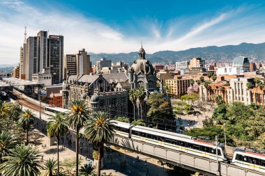 Medellin, Antioquia, Kolombiya. 17 Ocak 2024: Mavi gökyüzü ve Kültür ve Botero Meydanı manzaralı manzara.