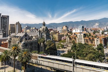 Medellin, Antioquia, Kolombiya. 17 Ocak 2024: Mavi gökyüzü ve Kültür ve Botero Meydanı manzaralı manzara.