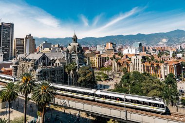 Medellin, Antioquia, Kolombiya. 17 Ocak 2024: Mavi gökyüzü ve Kültür ve Botero Meydanı manzaralı manzara.