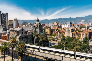 Medellin, Antioquia, Kolombiya. 17 Ocak 2024: Mavi gökyüzü ve Kültür ve Botero Meydanı manzaralı manzara.