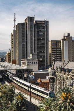 Medellin, Antioquia, Kolombiya. 17 Ocak 2024: Medellin metrosu Parque Berrio istasyonundan ayrılıyor..