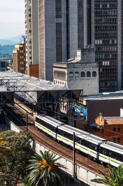 Medellin, Antioquia, Kolombiya. 17 Ocak 2024: Medellin metrosu Parque Berrio istasyonundan ayrılıyor..