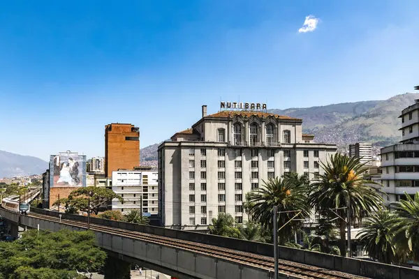 Stock image Medellin, Antioquia, Colombia. January 17, 2024: View of the Nutibara hotel and the Medellin metro rails with blue sky.