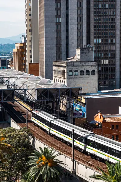 Medellin, Antioquia, Kolombiya. 17 Ocak 2024: Medellin metrosu Parque Berrio istasyonundan ayrılıyor..