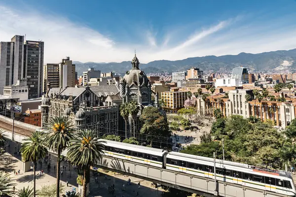 Medellin, Antioquia, Kolombiya. 17 Ocak 2024: Mavi gökyüzü ve Kültür ve Botero Meydanı manzaralı manzara.