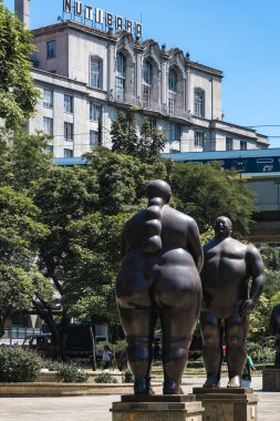 Medellin, Antioquia, Kolombiya. 17 Ocak 2024: Botero Meydanı ve Nutibara Oteli 'nde heykeller.