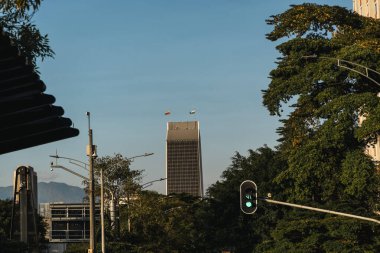 Medellin, Antioquia, Kolombiya. 17 Ocak 2024: Coltejer Binası Avenida Oriental 'den görüldü.