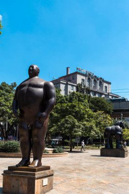 Medellin, Antioquia, Kolombiya. 17 Ocak 2024: Botero Meydanı ve Nutibara Oteli 'nde heykeller.