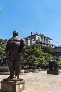 Medellin, Antioquia, Kolombiya. 17 Ocak 2024: Botero Meydanı ve Nutibara Oteli 'nde heykeller.