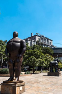 Medellin, Antioquia, Kolombiya. 17 Ocak 2024: Botero Meydanı ve Nutibara Oteli 'nde heykeller.