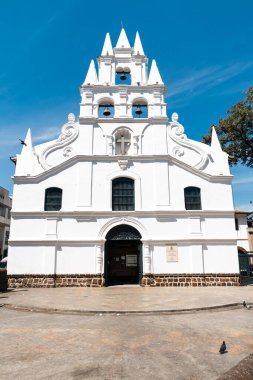 Medellin, Antioquia, Kolombiya. 17 Ocak 2024: La Veracruz Kilisesi ve mavi gökyüzü.