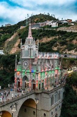 Lpiales, Narino, Kolombiya. 26 Haziran 2024 Las Lajas 'lı Meryem Ana' nın mabedi renkli ışıklarıyla aydınlandı..