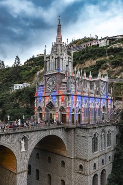 Lpiales, Narino, Kolombiya. 26 Haziran 2024 Las Lajas 'lı Meryem Ana' nın mabedi renkli ışıklarıyla aydınlandı..