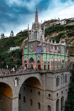 Lpiales, Narino, Kolombiya. 26 Haziran 2024 Las Lajas 'lı Meryem Ana' nın mabedi renkli ışıklarıyla aydınlandı..