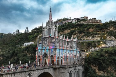 Lpiales, Narino, Kolombiya. 26 Haziran 2024 Las Lajas 'lı Meryem Ana' nın mabedi renkli ışıklarıyla aydınlandı..