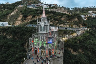 Lpiales, Narino, Kolombiya. 26 Haziran 2024 Las Lajas 'lı Meryem Ana' nın mabedi renkli ışıklarıyla aydınlandı..