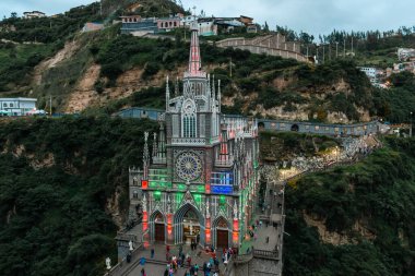 Lpiales, Narino, Kolombiya. 26 Haziran 2024 Las Lajas 'lı Meryem Ana' nın mabedi renkli ışıklarıyla aydınlandı..