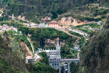 Ipiales, Nario, Kolombiya. 26 Haziran 2024: Las Lajas 'ın Meryem Ana' sının panoramik fotoğraflarındaki mabedi.