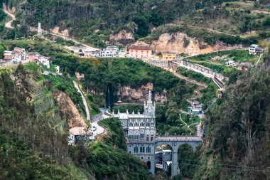 Ipiales, Nario, Kolombiya. 26 Haziran 2024: Las Lajas 'ın Meryem Ana' sının panoramik fotoğraflarındaki mabedi.