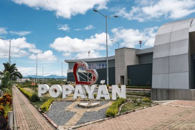 Popayan, Cauca, Kolombiya. 28 Nisan 2024: Mavi gökyüzü ile havaalanında Popayan tabelası.