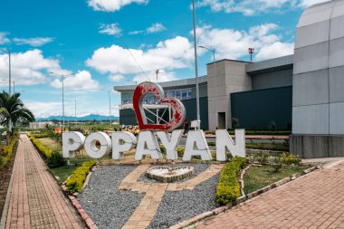 Popayan, Cauca, Kolombiya. 28 Nisan 2024: Mavi gökyüzü ile havaalanında Popayan tabelası.