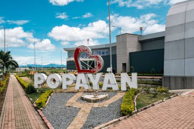 Popayan, Cauca, Kolombiya. 28 Nisan 2024: Mavi gökyüzü ile havaalanında Popayan tabelası.