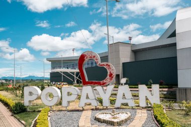 Popayan, Cauca, Kolombiya. 28 Nisan 2024: Mavi gökyüzü ile havaalanında Popayan tabelası.