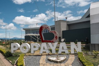 Popayan, Cauca, Kolombiya. 28 Nisan 2024: Mavi gökyüzü ile havaalanında Popayan tabelası.