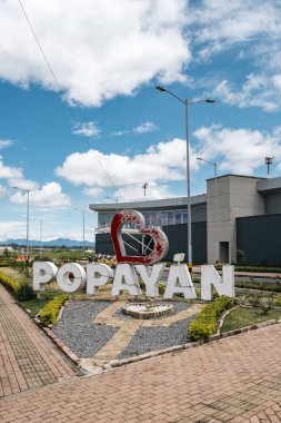 Popayan, Cauca, Kolombiya. 28 Nisan 2024: Mavi gökyüzü ile havaalanında Popayan tabelası.