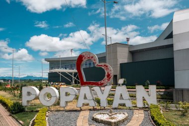 Popayan, Cauca, Kolombiya. 28 Nisan 2024: Mavi gökyüzü ile havaalanında Popayan tabelası.