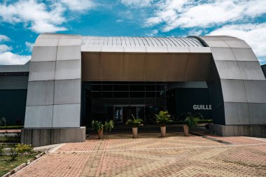 Popayan, Cauca, Kolombiya. 28 Nisan 2024: Mavi gökyüzü ile havaalanında Popayan tabelası.