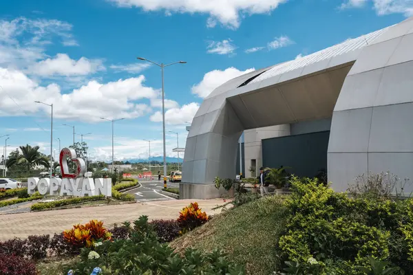 Popayan, Cauca, Kolombiya. 28 Nisan 2024: Mavi gökyüzü ile havaalanında Popayan tabelası.