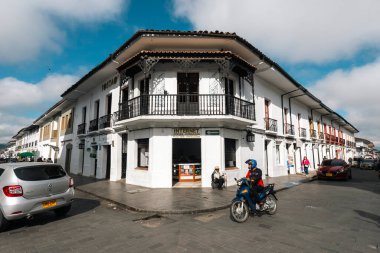 Popayn, Cauca, Kolombiya. 30 Nisan 2024: Mahalledeki bir köşedeki evin mimarisi.