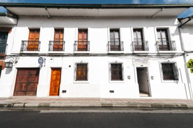 Popayn, Cauca, Kolombiya. 30 Nisan 2024: Mahalledeki bir köşedeki evin mimarisi.